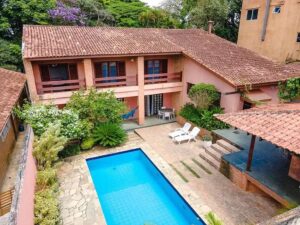 Espaço de lazer da casa com piscina