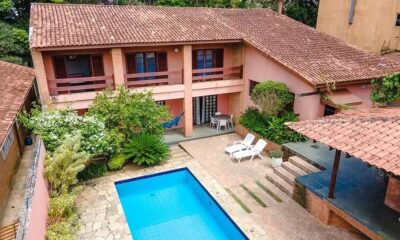 Espaço de lazer da casa com piscina