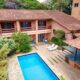 Espaço de lazer da casa com piscina