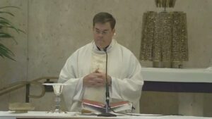 Padre em igreja