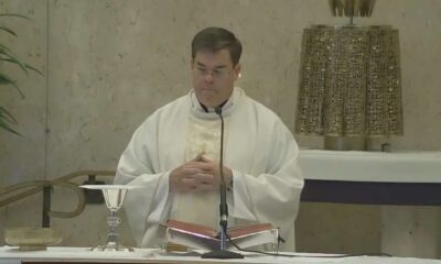Padre em igreja