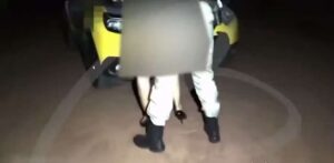 Policial militar é filmado em ato sexual em cima de viatura; vídeo circula nas redes