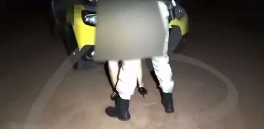 Policial militar é filmado em ato sexual em cima de viatura; vídeo circula nas redes