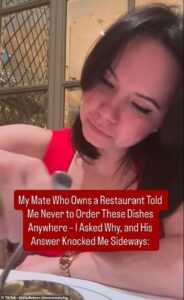 Mulher em vídeo comendo