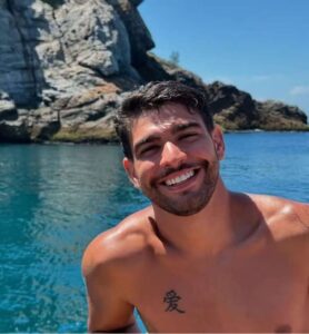 Foto de Lucca Luiz Antônio Ferreira em frente ao mar