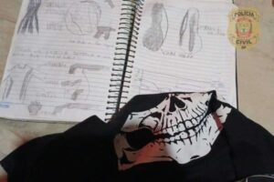 Caderno e camiseta com conteúdos violentos