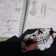 Caderno e camiseta com conteúdos violentos