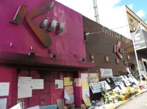 Fachada da Boate Kiss após tragédia com homenagens aos mortos