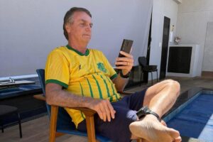 Bolsonaro vai para prisão domiciliar por ordem do STF