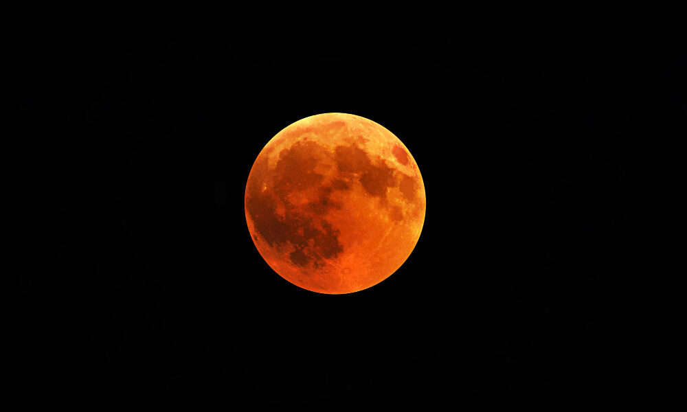 Lua de Sangue acontece neste domingo (7); veja como assistir