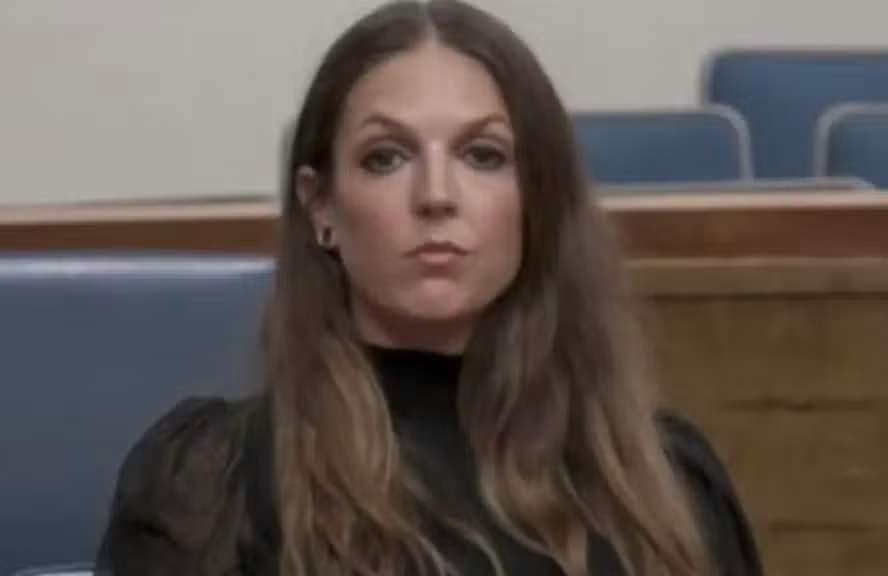 Condenada manteve-se inexpressiva durante a leitura da sentença pelo juiz Timothy McCourt