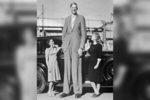 O homem mais alto da história faleceu aos 22 anos devido a problemas de saúde
