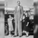 O homem mais alto da história faleceu aos 22 anos devido a problemas de saúde