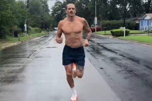 Zack Telander compartilhou nas redes a evolução após 100 dias de caminhada e corrida