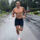 Zack Telander compartilhou nas redes a evolução após 100 dias de caminhada e corrida