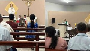 A anta conhecida da comunidade entra na igreja durante a missa e diverte os fiéis com a visita inesperada