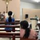 A anta conhecida da comunidade entra na igreja durante a missa e diverte os fiéis com a visita inesperada
