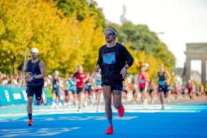 Com identidade falsa, Harry Styles participa de maratona e desempenho surpreende