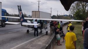 Aeronave monomotor parou no acostamento da Régis Bittencourt após pouso de emergência em São Lourenço da Serra (SP)