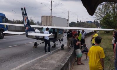 Aeronave monomotor parou no acostamento da Régis Bittencourt após pouso de emergência em São Lourenço da Serra (SP)