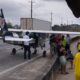 Aeronave monomotor parou no acostamento da Régis Bittencourt após pouso de emergência em São Lourenço da Serra (SP)