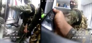 Policiais do Rio são filmados levando itens de residência