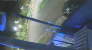 Foto de câmera de segurança, mostra rua em que um jovem atropela uma mulher de carro.
