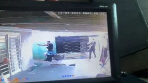 Imagens de câmera de segurança mostra policiais entrando na casa do suspeito.