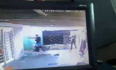 Imagens de câmera de segurança mostra policiais entrando na casa do suspeito.