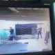 Imagens de câmera de segurança mostra policiais entrando na casa do suspeito.
