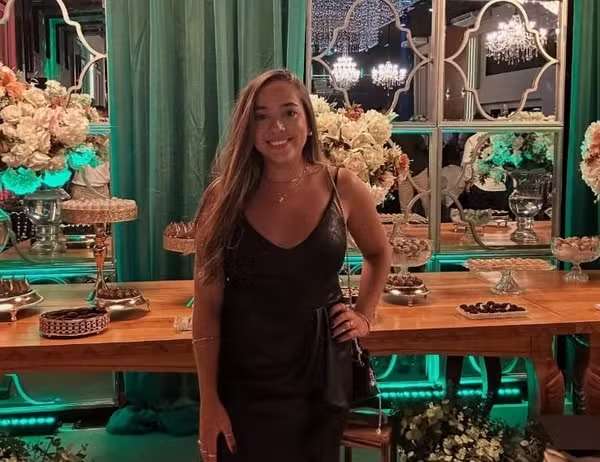 Jovem posando sorrindo