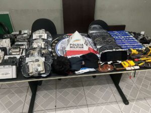 mesa com itens apreendidos