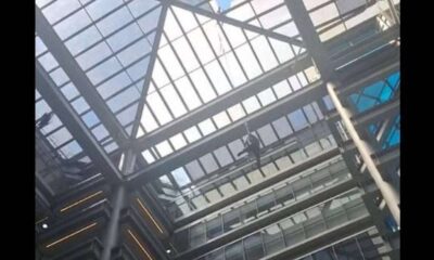 Imagem mostra a cúpula de um prédio na zona sul de São Paulo, com o trabalhador pendurado