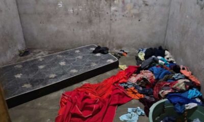 quarto com colchão e roupas no chão