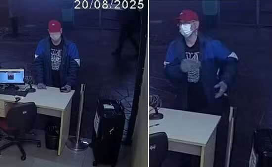 Homem deixando mala em rodoviária