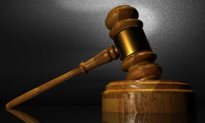 Martelo de juiz sobre mesa de madeira, simbolizando a justiça e decisões judiciais.