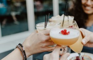 Imagem mostra três bebidas alcoólicas.