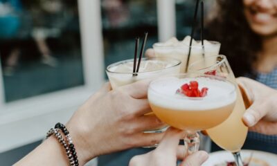 Imagem mostra três bebidas alcoólicas.