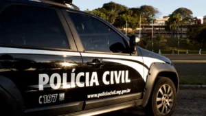 Imagem mostra carro preto da Polícia Civil.