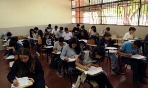 Pais e responsáveis têm até 24 de outubro para renovar matrícula na rede municipal de BH. Novas inscrições vão de 28/10 a 15/11. Confira prazos e orientações
