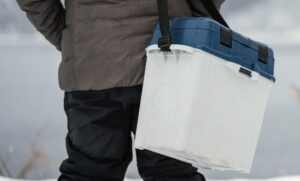 Homem teve medo de abrir o cooler e pediu ajuda a um amigo | Reprodução/Freepik