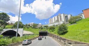 Incidente ocorreu no Complexo da Lagoinha, enquanto o carro entrava no túnel que dá leva à Avenida Cristiano Machado | Google Maps