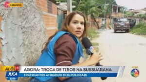 Dani Mazzei e cinegrafista Denilson se protegem durante ação policial em Salvador; cena foi registrada ao vivo