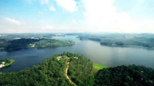 Vista aérea da represa Billings, na Zona Sul de São Paulo, mostrando a superfície da água.