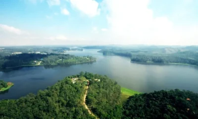 Vista aérea da represa Billings, na Zona Sul de São Paulo, mostrando a superfície da água.