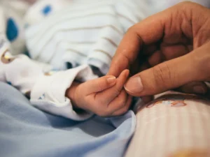 Bebê dado como morto em maternidade do Acre morre após velório