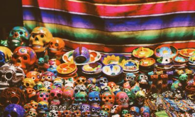 Caveiras coloridas simbolizando o Dia dos Mortos.