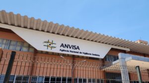 Imagem mostra fachada do prédio da Anvisa.