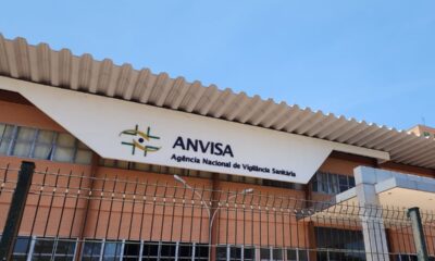 Imagem mostra fachada do prédio da Anvisa.
