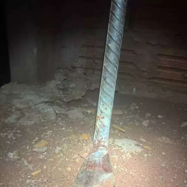 Barra de ferro com mancha de sangue da vítima.